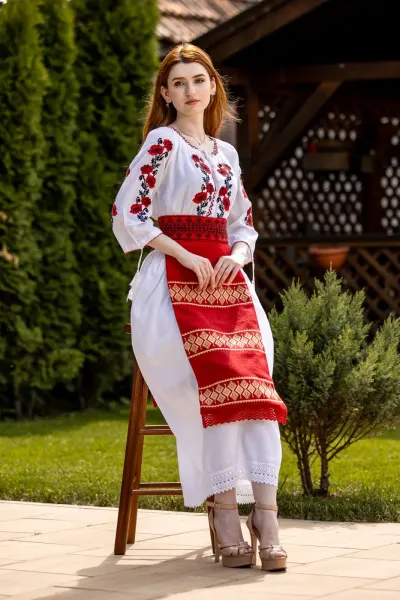 Costum popular tradițional Margareta — miniatura 3