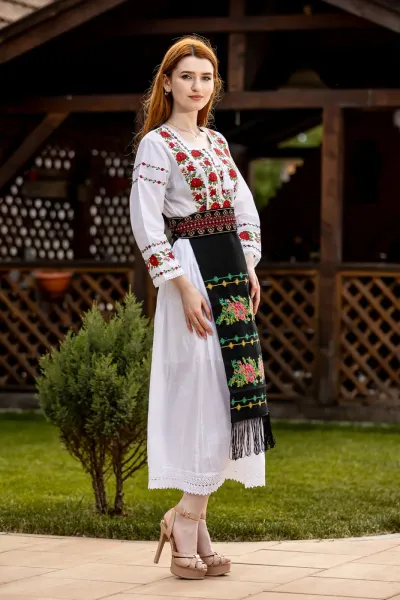 Costum popular tradițional Zamfira — miniatura 3