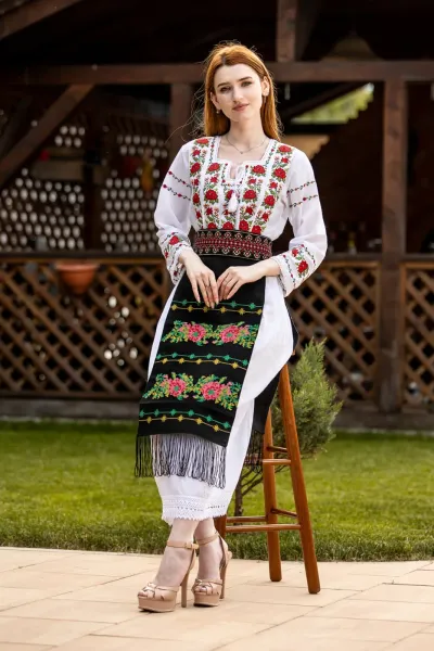 Costum popular tradițional Zamfira — miniatura 2