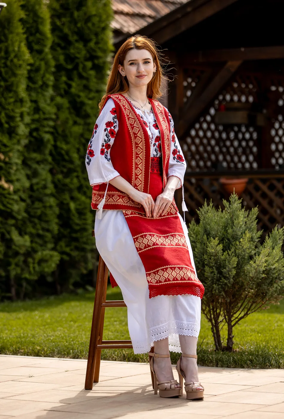 Costum popular tradițional Margareta — imaginea 2