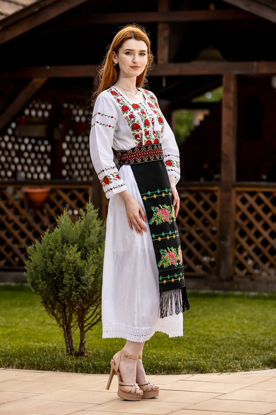 Costum popular tradițional Zamfira — imaginea 3