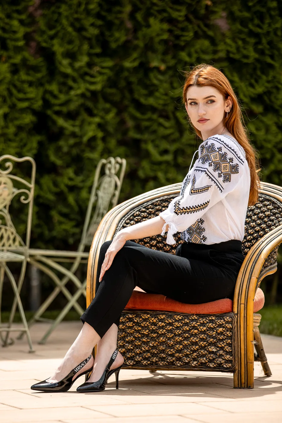 Ie tradițională românească Cernica bej — imaginea 2