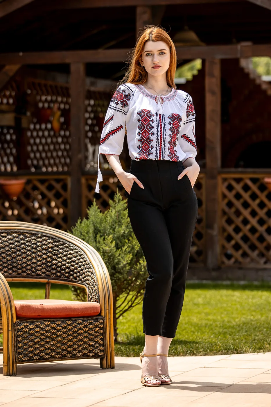 Ie tradițională românească Cernica roșu — imaginea 3