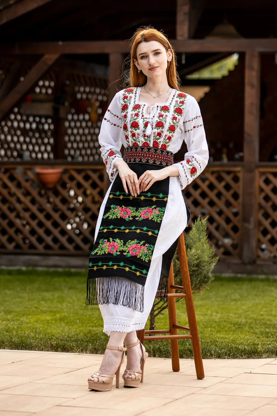 Costum popular tradițional Zamfira — imaginea 2