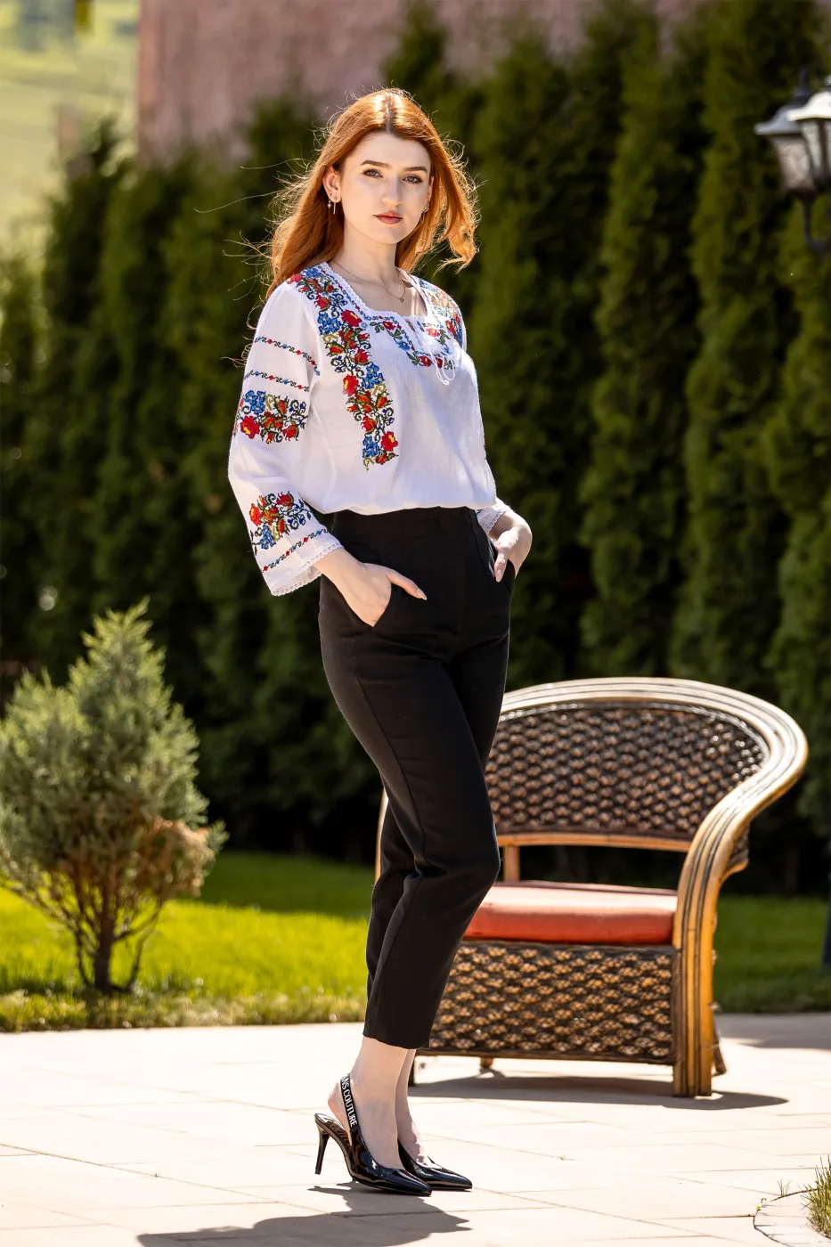 Ie tradițională românească Domnița roșu — imaginea 2